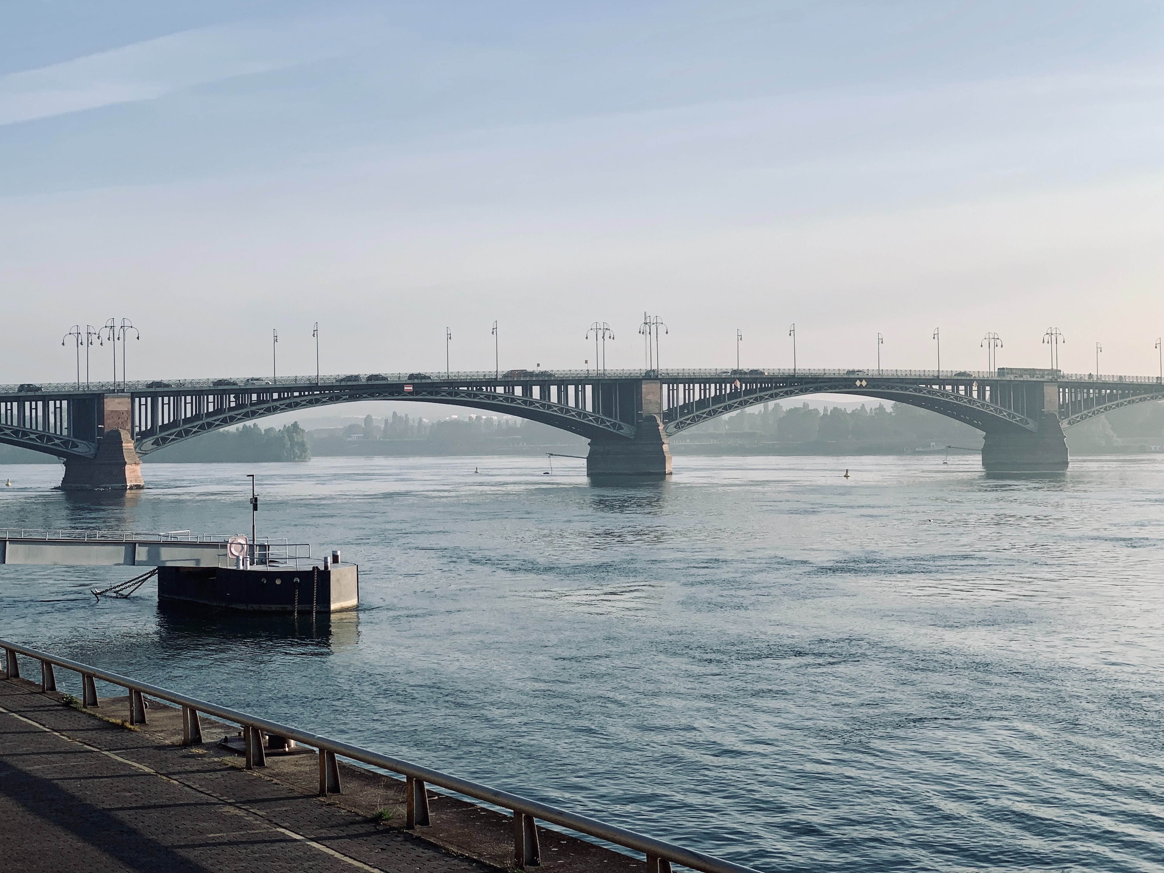 Foto, das eine Brücke über einen Fluss zeigt